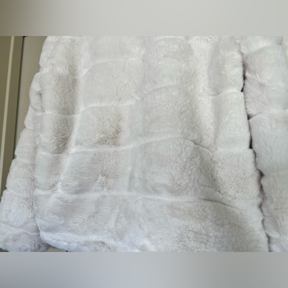 💖 Blank NYC KIDS Faux Fur Jacket | Trendy White Winter Coat - Picture 7 of 12